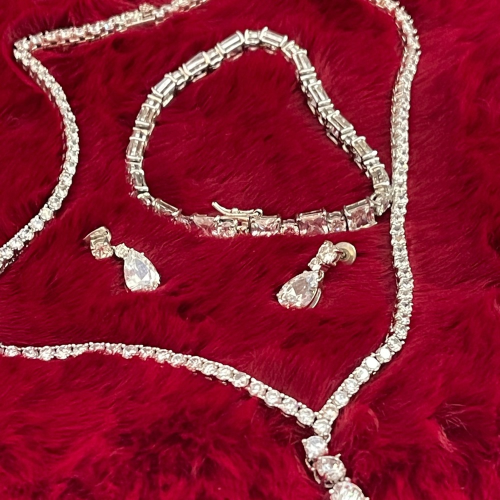 Women’s 3 piece beautiful sparkly 💖Cz necklace bracelet and earrings…